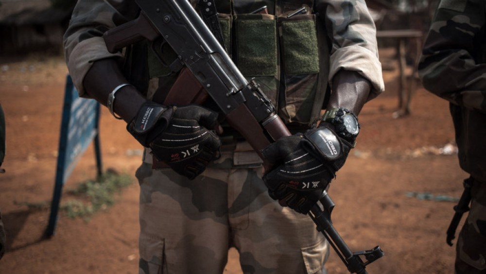 Rusia donează mii de arme guvernului Republicii Centrafricane. Ce câştigă Vladimir Putin din această afacere